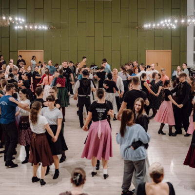 17. november ľudovo- nežný tanenčý a spevavý dom v mladosti